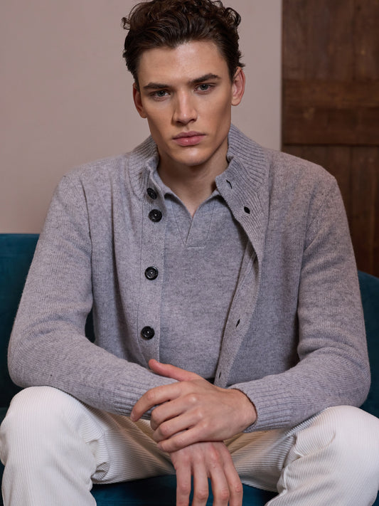 MASQ - Pullover tip jacketa cu nasturi, din 100% lana, disponibil pe gri si off-white.