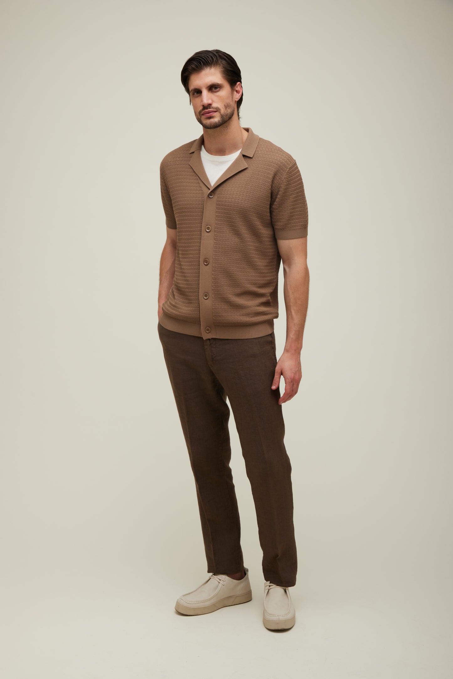 Kangra - T-shirt tip camasa, model Arabesq, cu maneci scurte si inchidere cu nasturi, din 60% vascoza si 40% bumbac, maro.