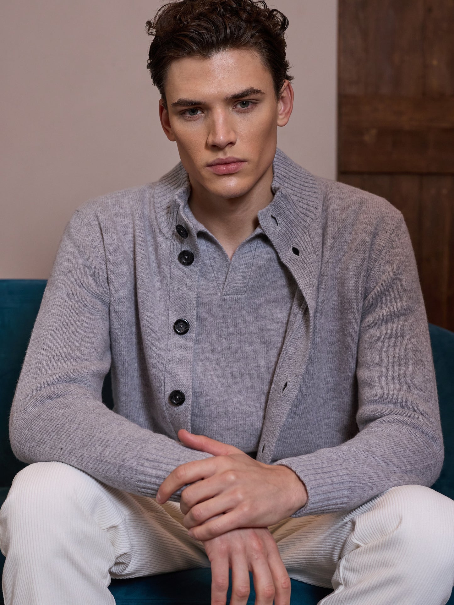 MASQ - Pullover tip jacketa cu nasturi, din 100% lana, disponibil pe gri si off-white.