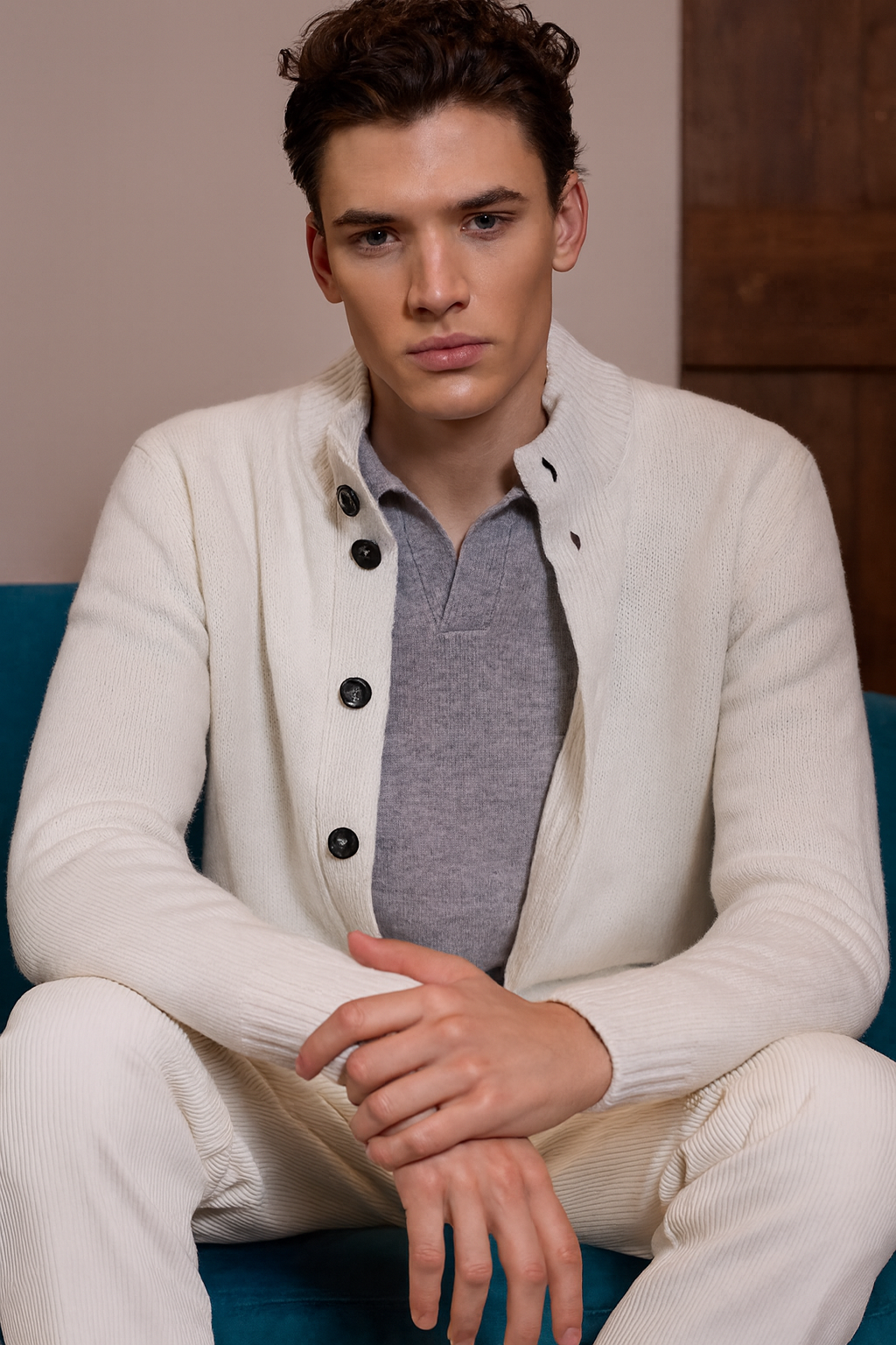 MASQ - Pullover tip jacketa cu nasturi, din 100% lana, disponibil pe gri si off-white.