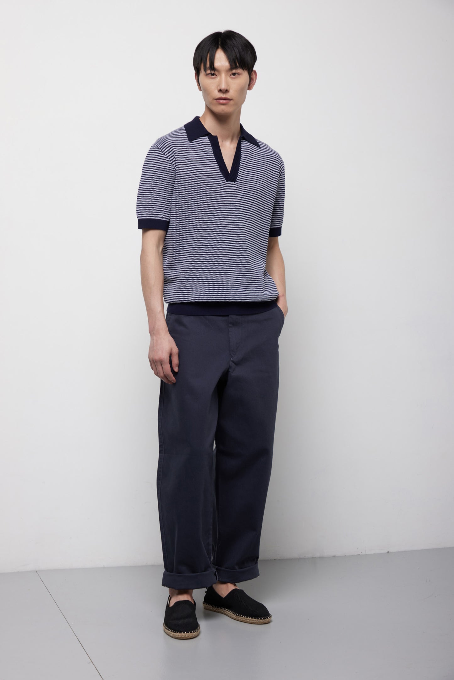 KANGRA - Tricou V-Neck, model french marin, din 100% bumbac, albastru cu dungi albe.