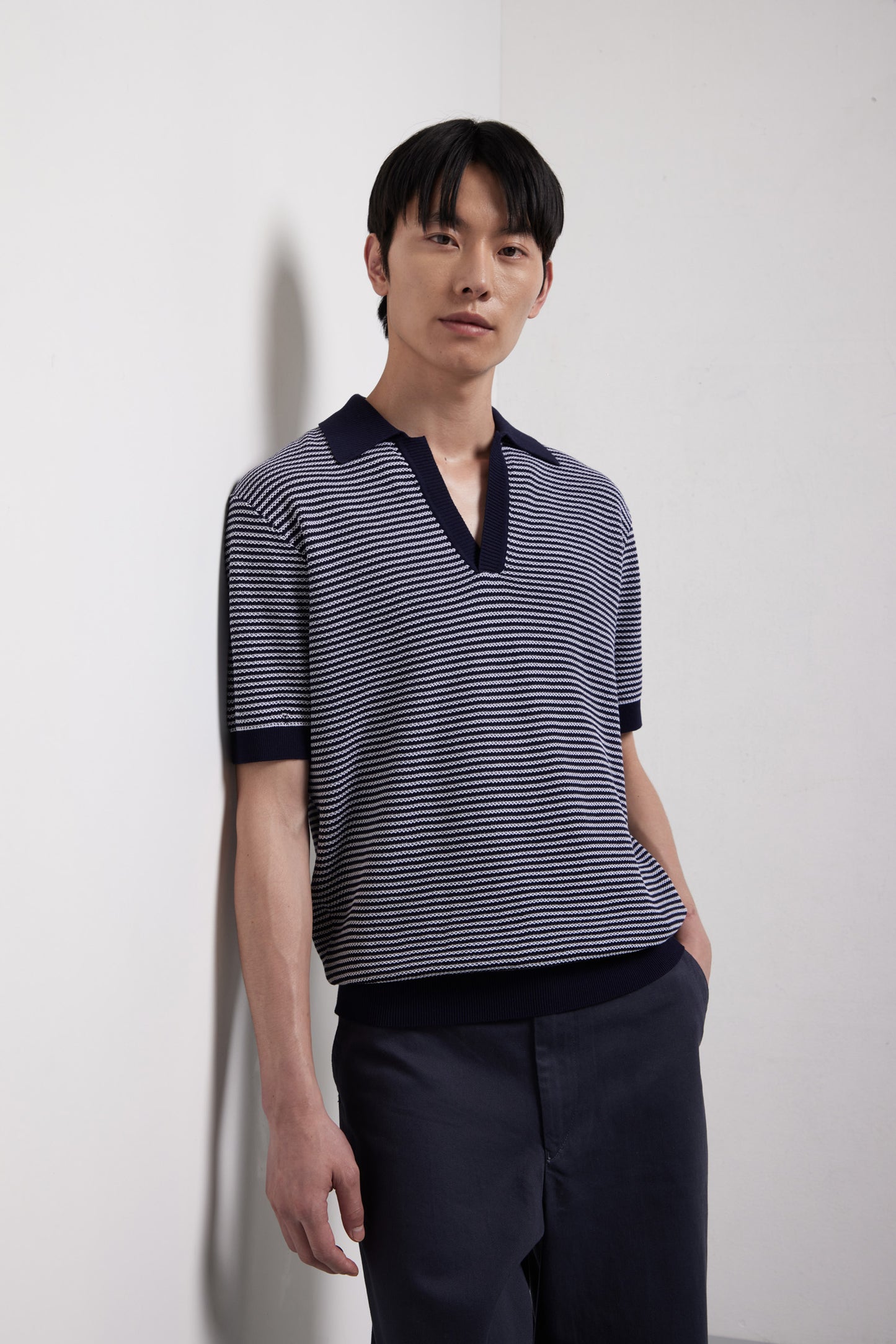 KANGRA - Tricou V-Neck, model french marin, din 100% bumbac, albastru cu dungi albe.