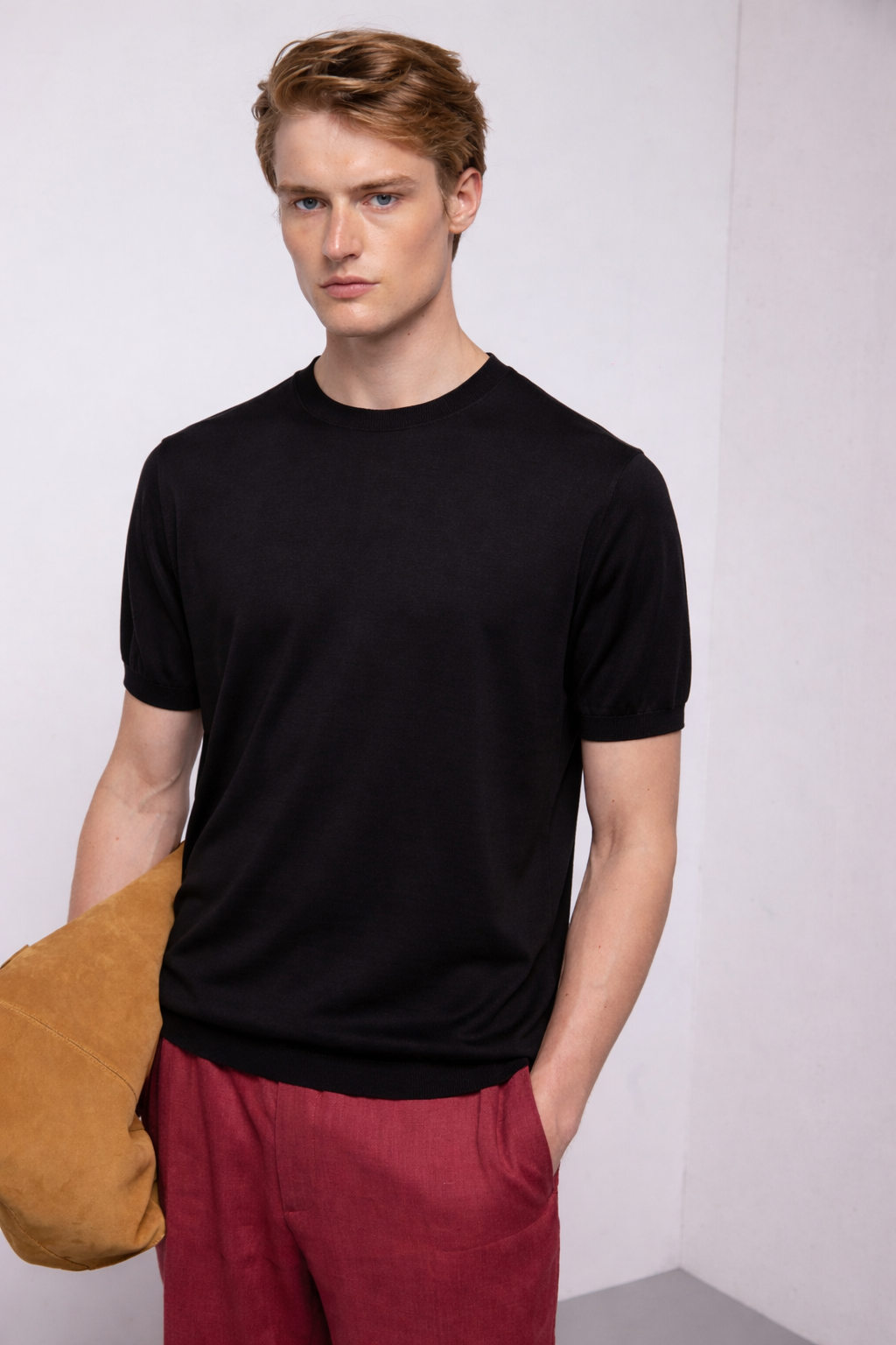 KANGRA - Tricou din 60% matase si 40% bumbac, guler rotund, negru.